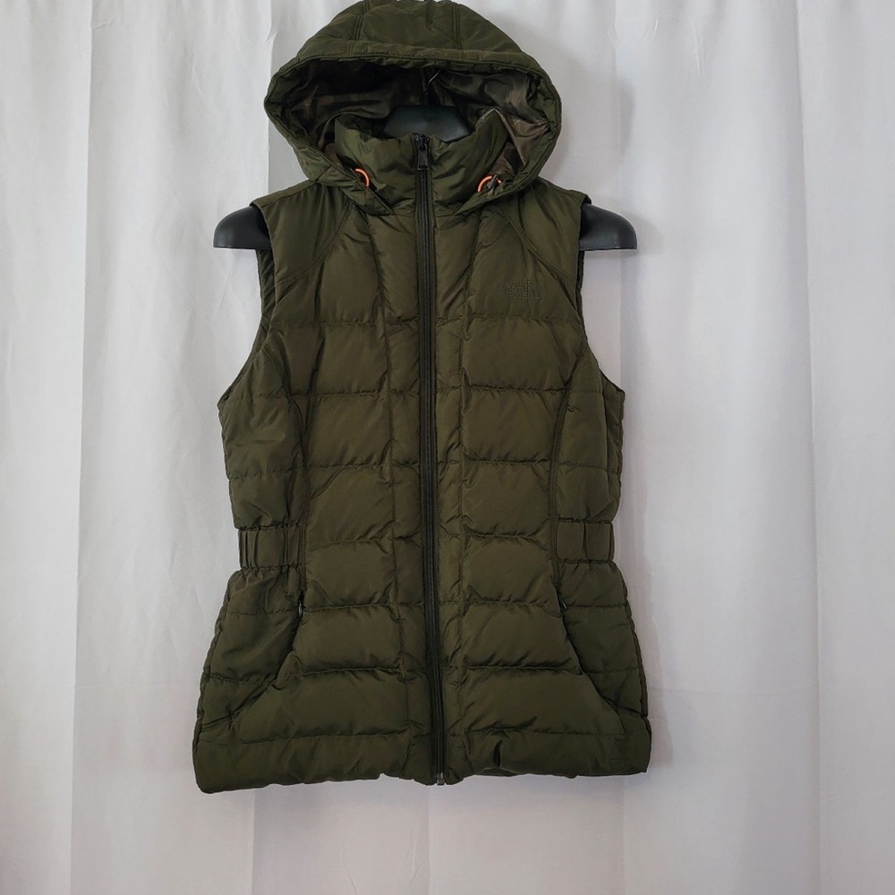 The North Face Green hooded Puffer Vest EUC! Size Medium fits like a Small